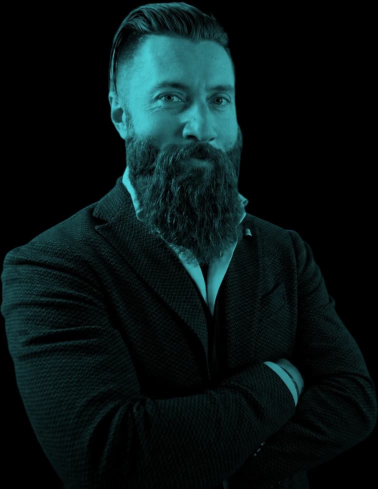 Een planner met baard en blazer staat met gekruiste armen en glimlacht