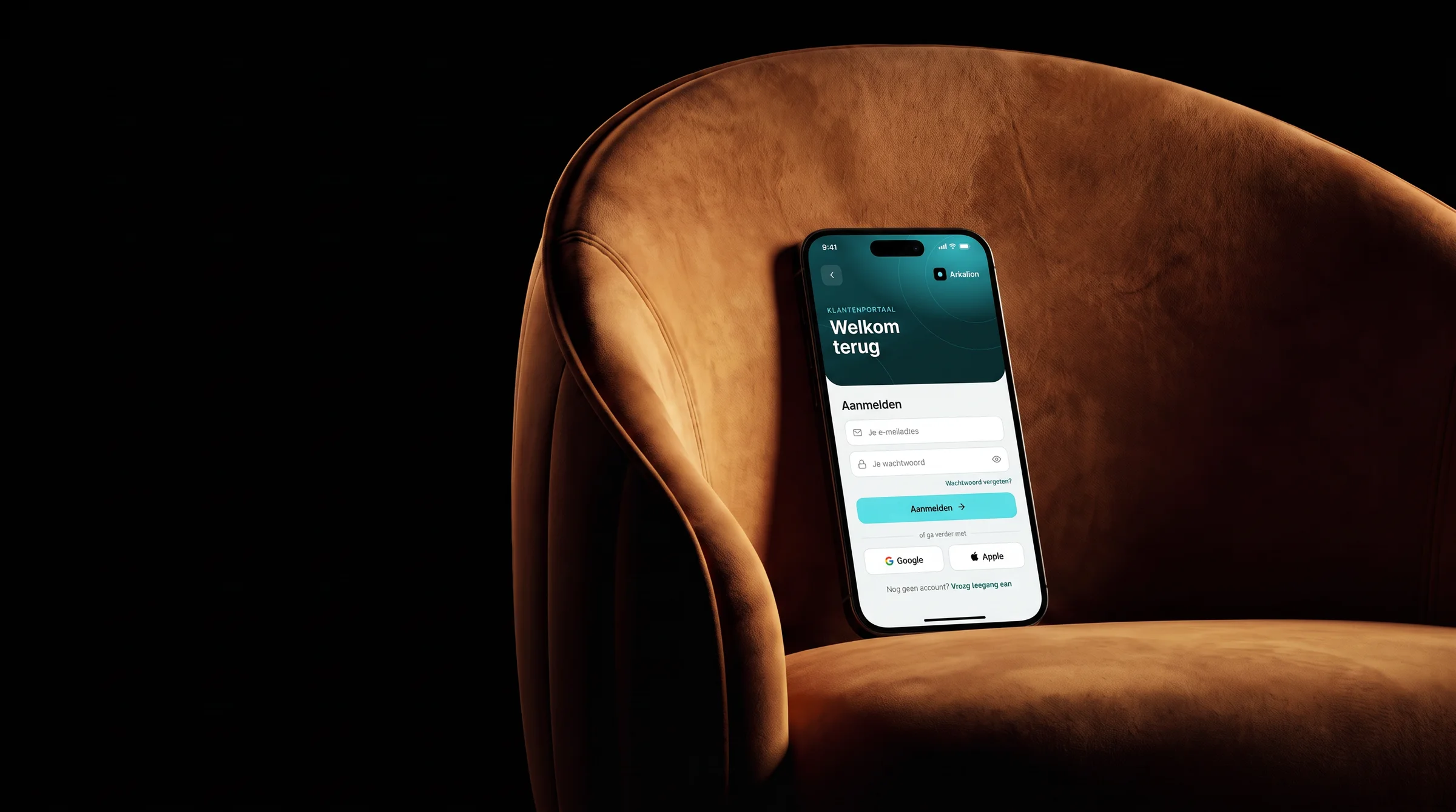 Een smartphone op een fluwelen fauteuil toont het inlogscherm van een klantenportaal